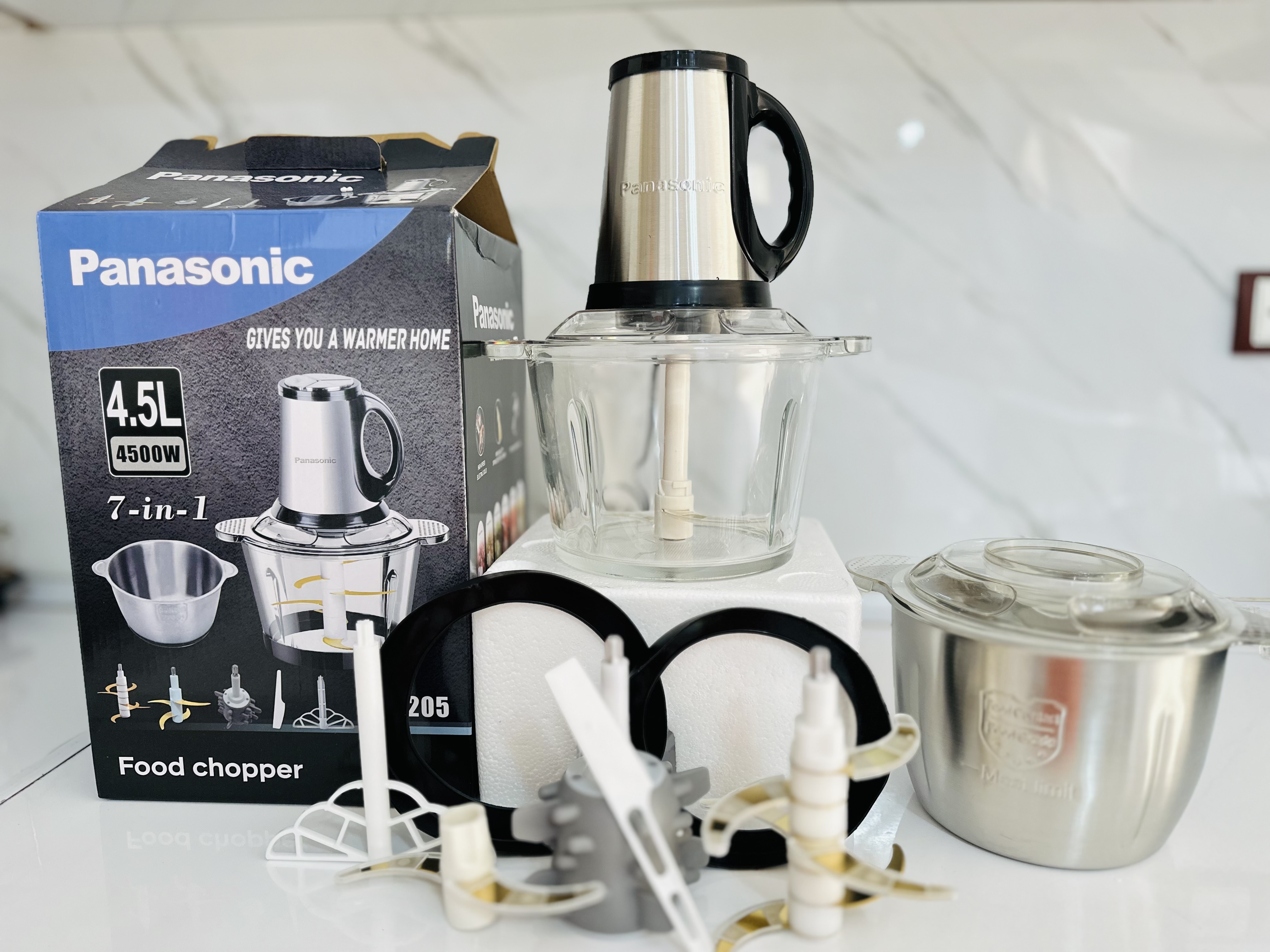 خردکن و غذاساز پاناسونیک مدل NI-2205 با توان 4500 وات، ظرفیت 4.5 لیتر، دو کاسه، موتور 3 سرعته، سیر پوست کن و تیغه‌های تیتانیومی